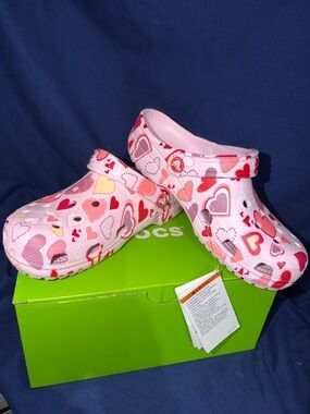 CROCS Pink Heart Pattern Clogs - Youth size 5 - Also fits women’s size 6.5-7